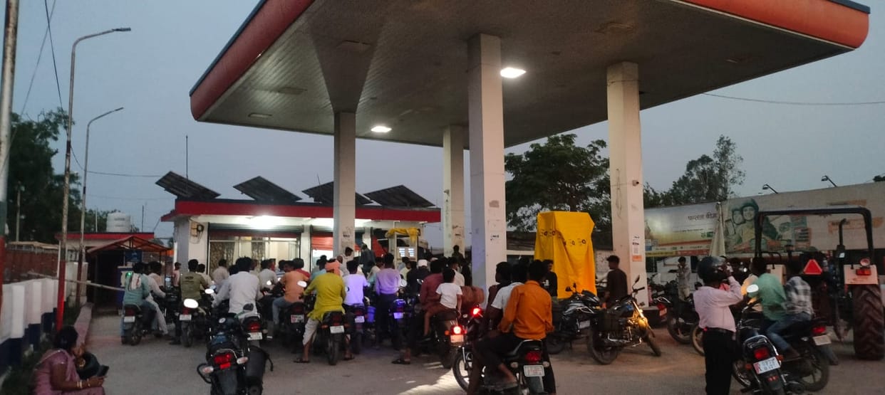 Dispute at petrol pump during fuel filling, chaos ensues