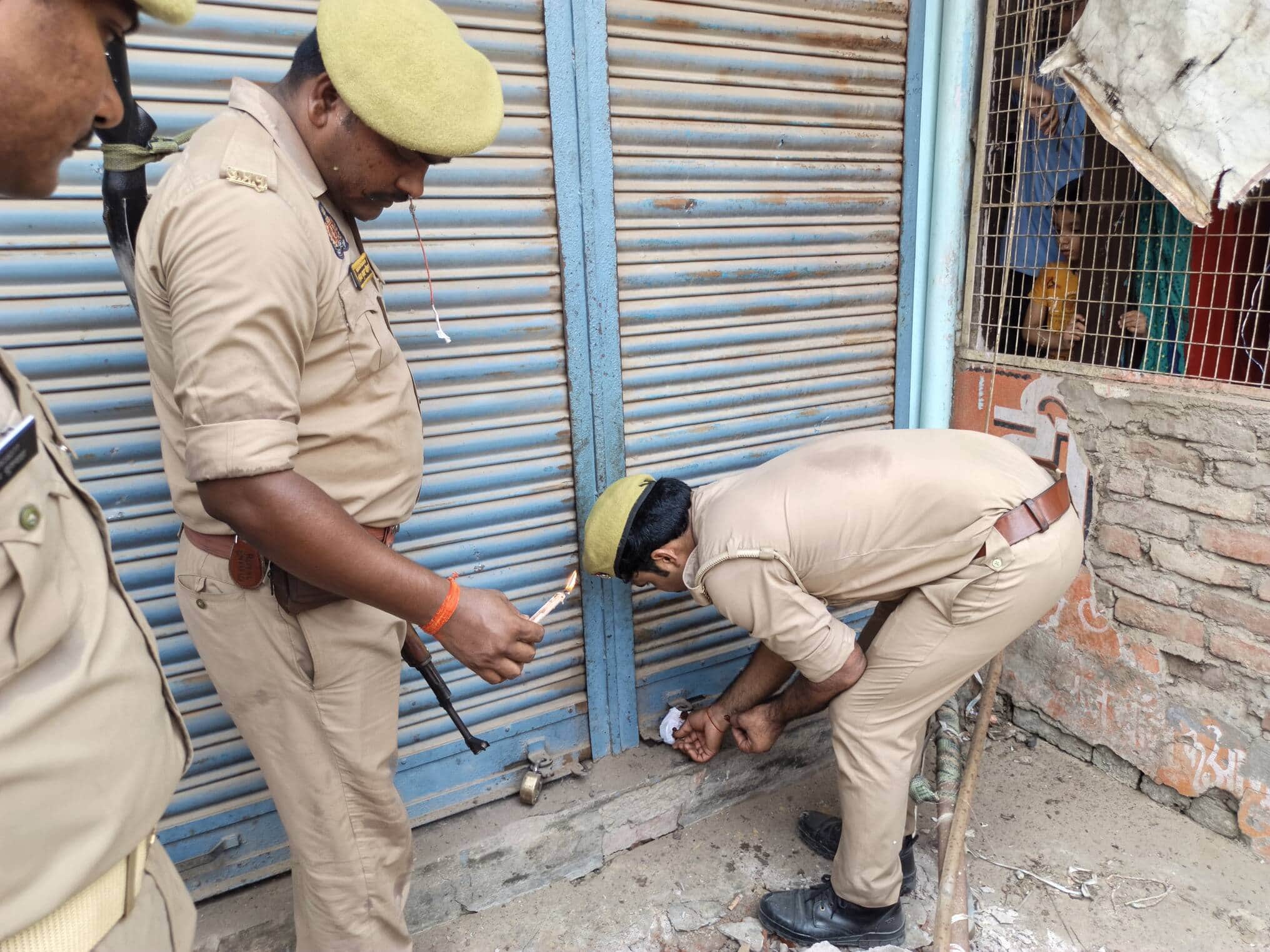दुष्कर्म एवं अपहरण के आरोपी का प्रतिष्ठान सील करती पुलिस। संवाद