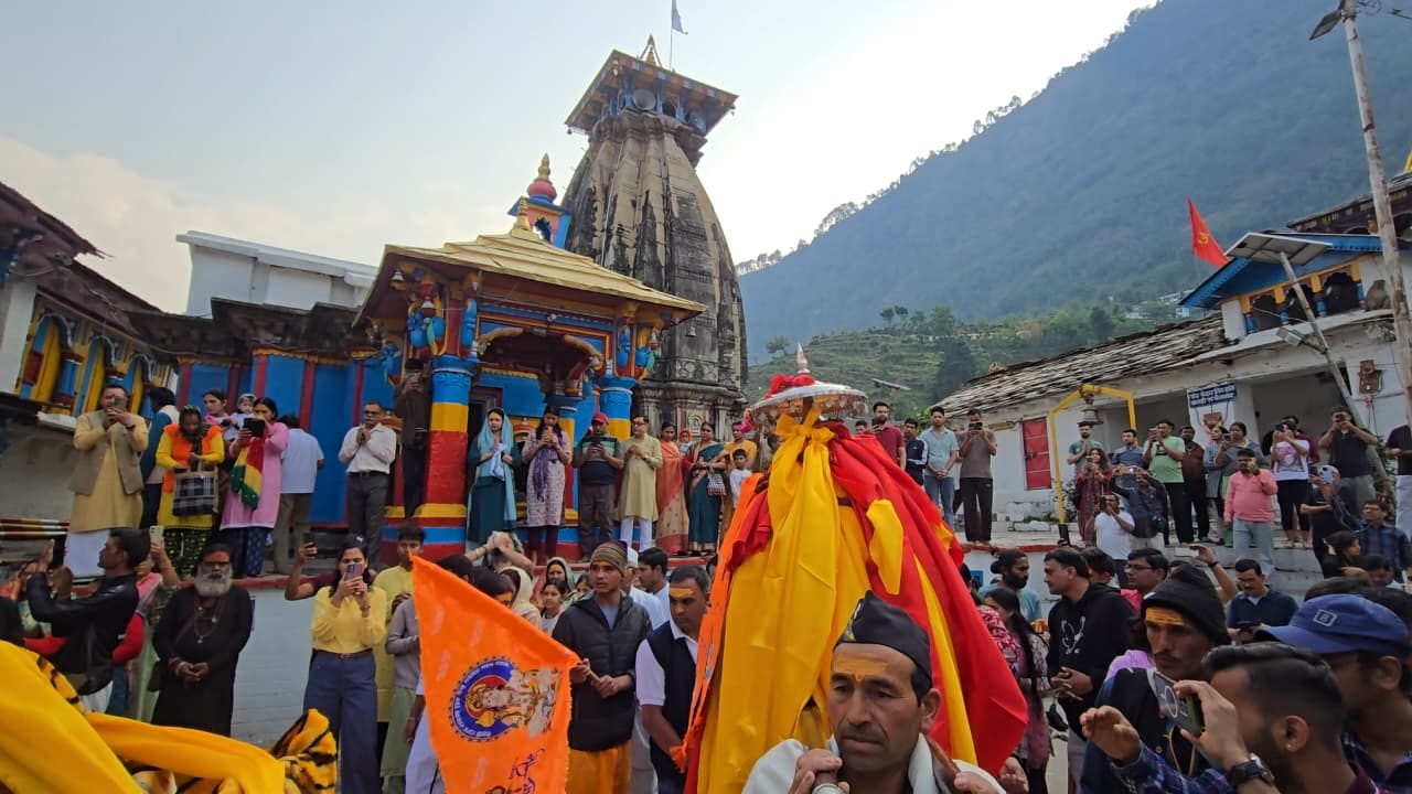 धाम के लिए रवाना होती बाबा मध्यमहेश्वर की डोली। संवाद
