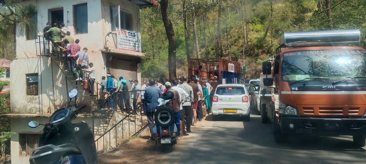 Illegal parking outside the gas warehouse is causing traffic jams.