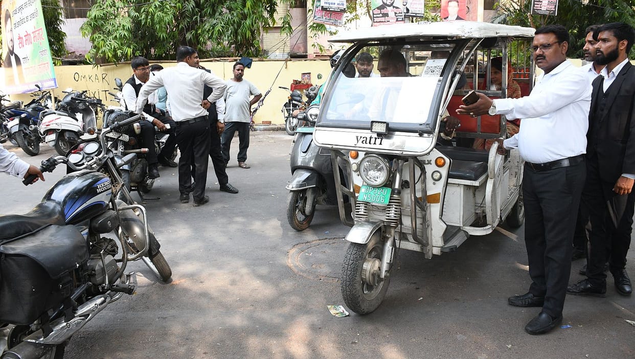Lawyers protest against lathicharge, close Collectorate office
