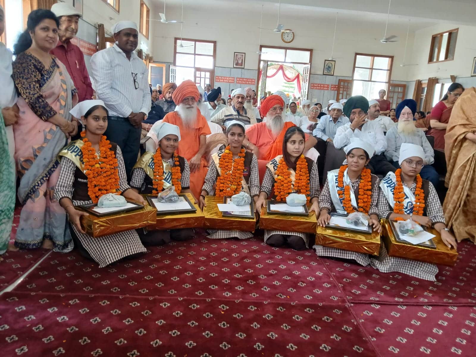 12वीं में प्रथम शीतल मिली 70 हजार की नकद राशि
