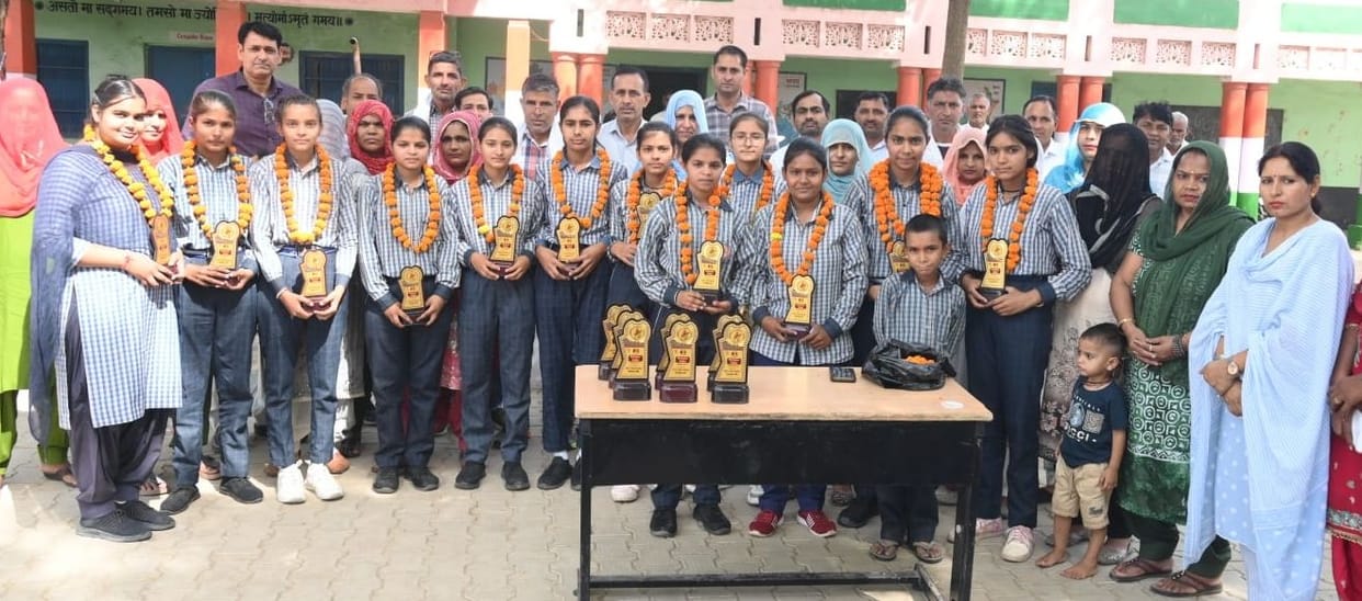 Students Honored at Government School Makhand