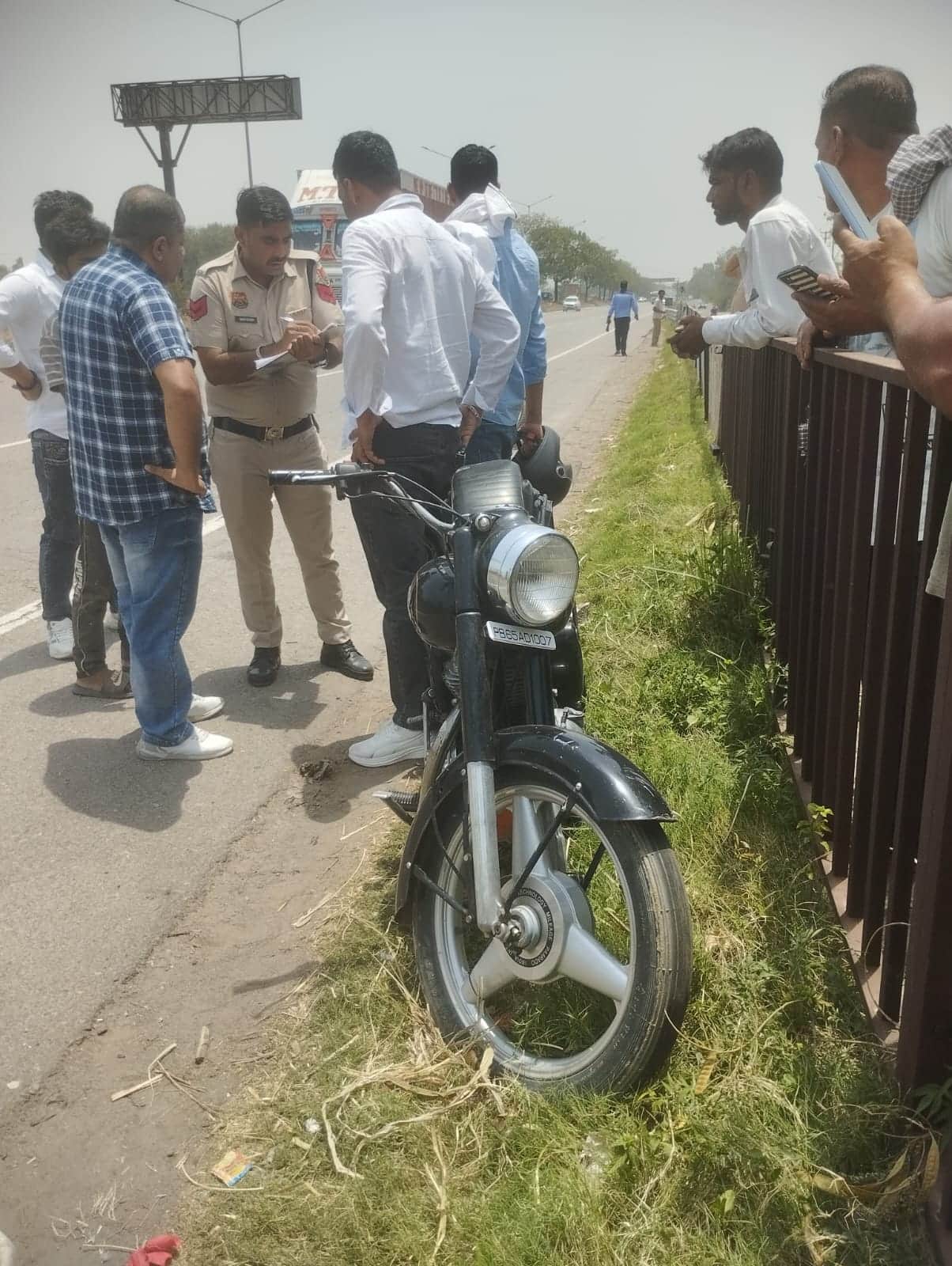 अंबाला-दिल्ली हाईवे स्थित डीआरएम कार्यालय के निकट हादसे के बाद पुलिस कार्रवाई करते हुए: संवाद
