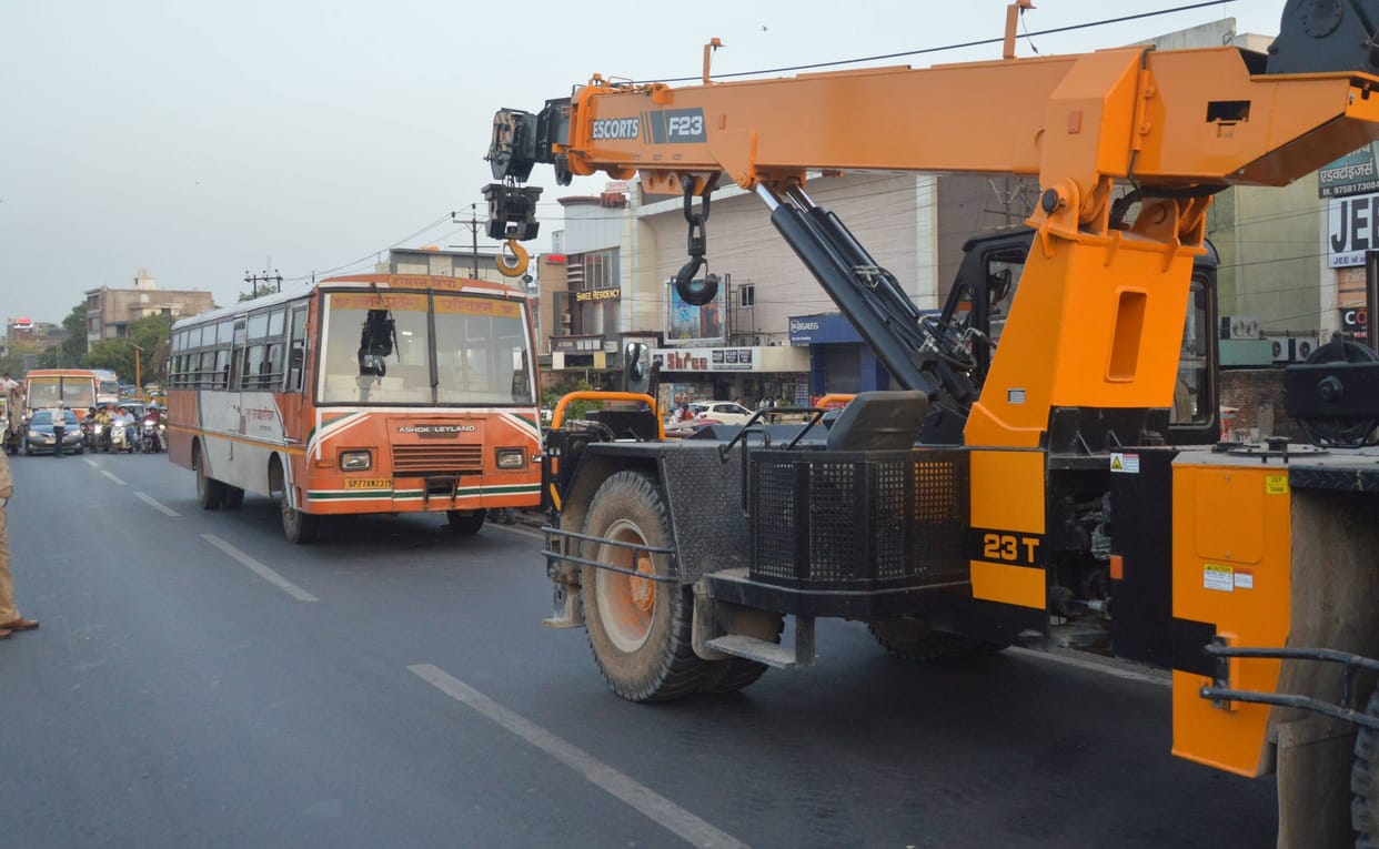 Roadways bus breaks down on highway, vehicles crawl for three hours