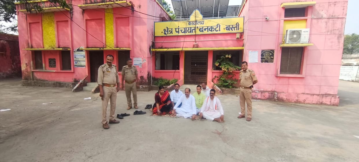 Bankati Pradhan Sangh President stopped by police while going to Lucknow protest