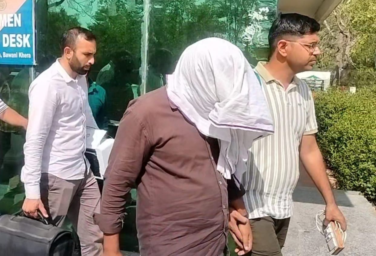 Vigilance caught Patwari and lawyer taking bribe in Bawanikheda tehsil