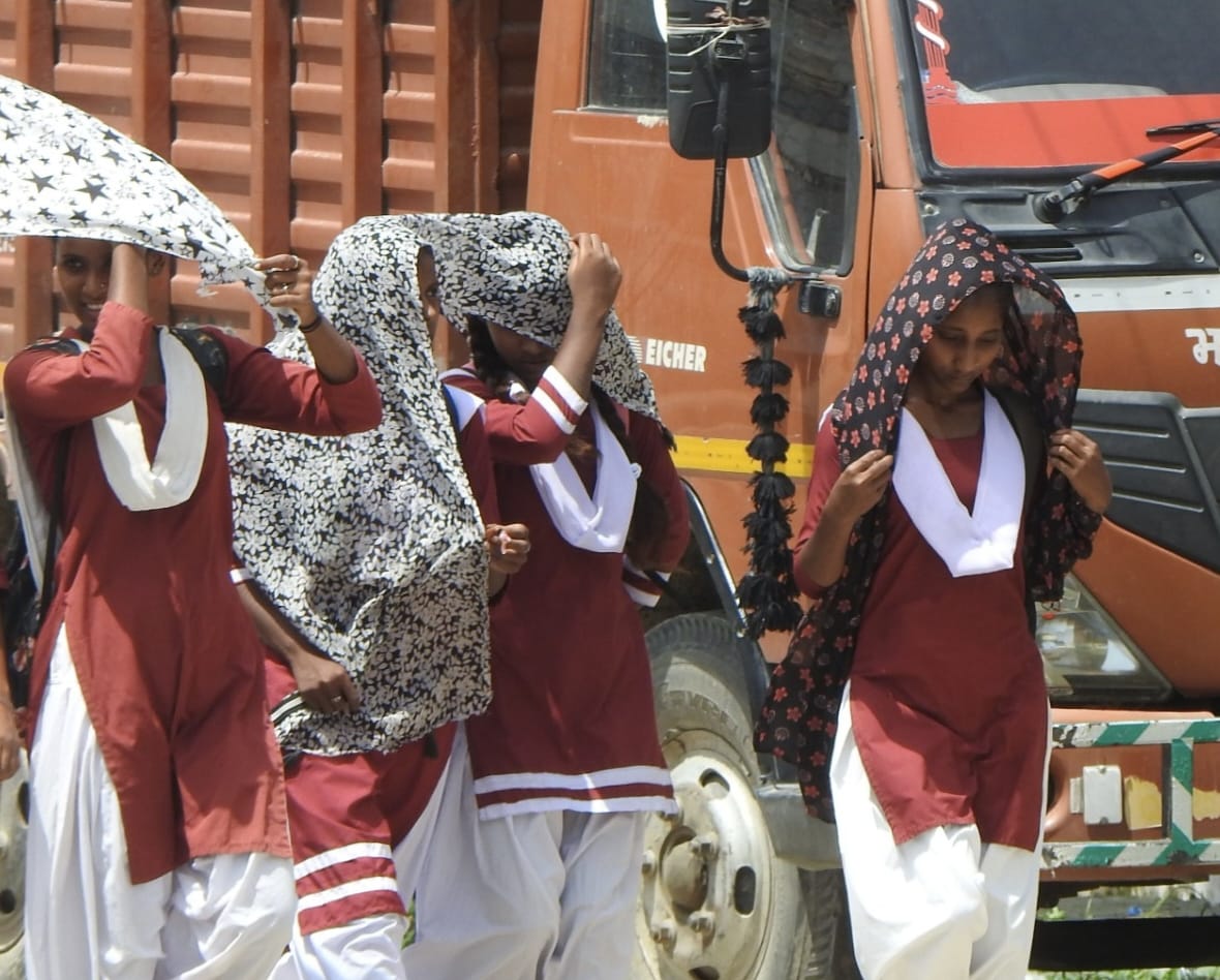 The mercury settled at 40 degrees Celsius... everyone was suffering from the heat.