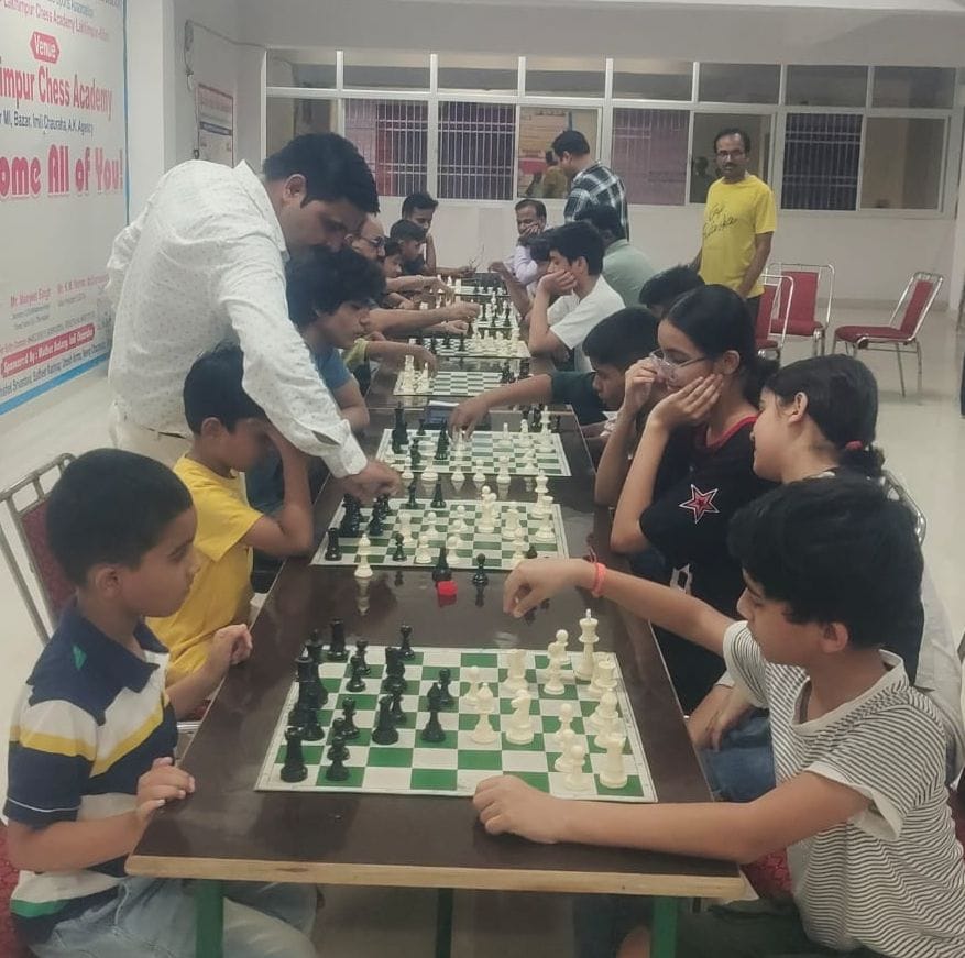 Chess players get guidance from experts