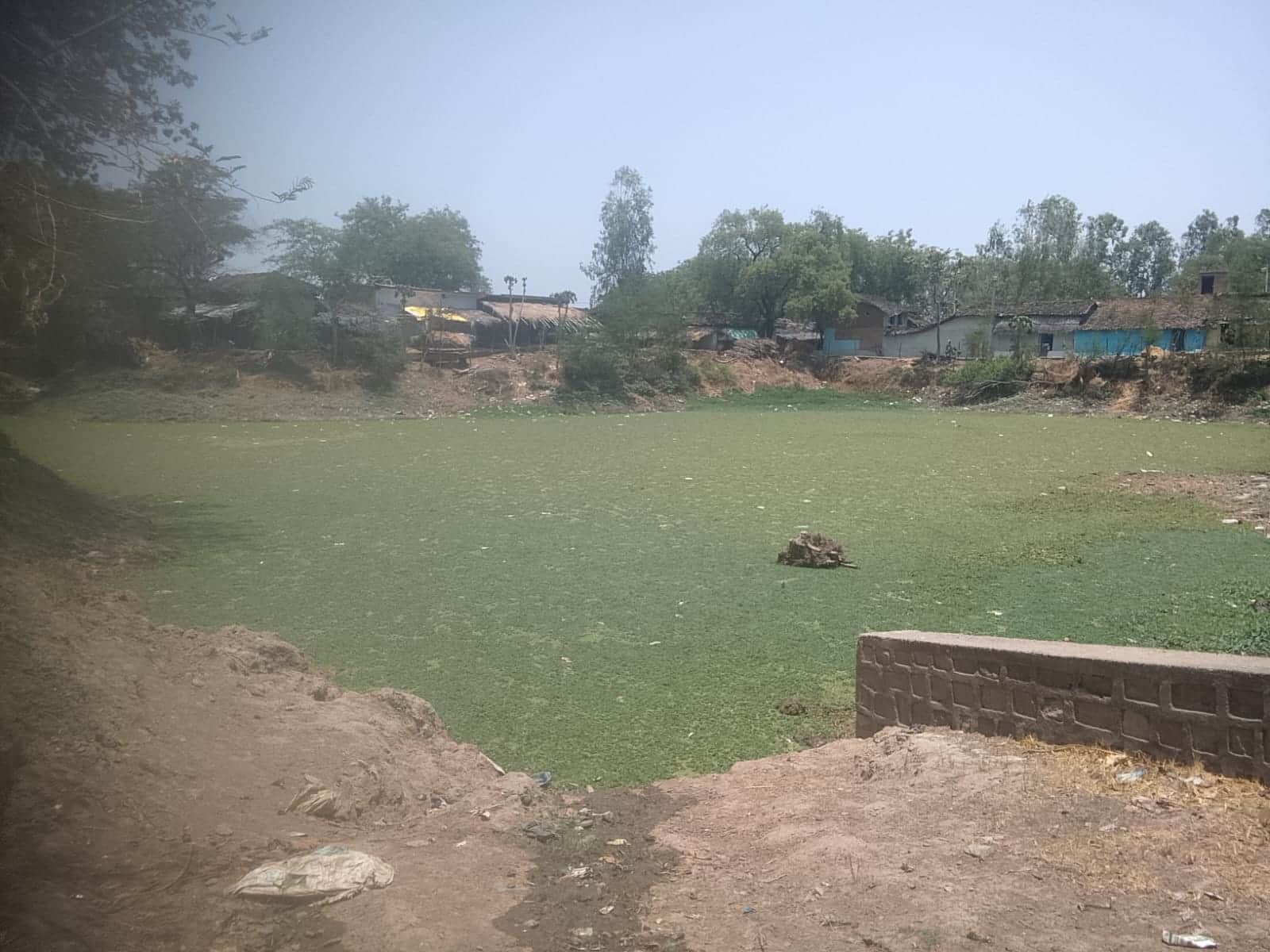 फोटो - 01 बदहाली का शिकार उत्तर प्रदेश सीमा स्थित भावरपुर मॉडल तालाब। संवाद