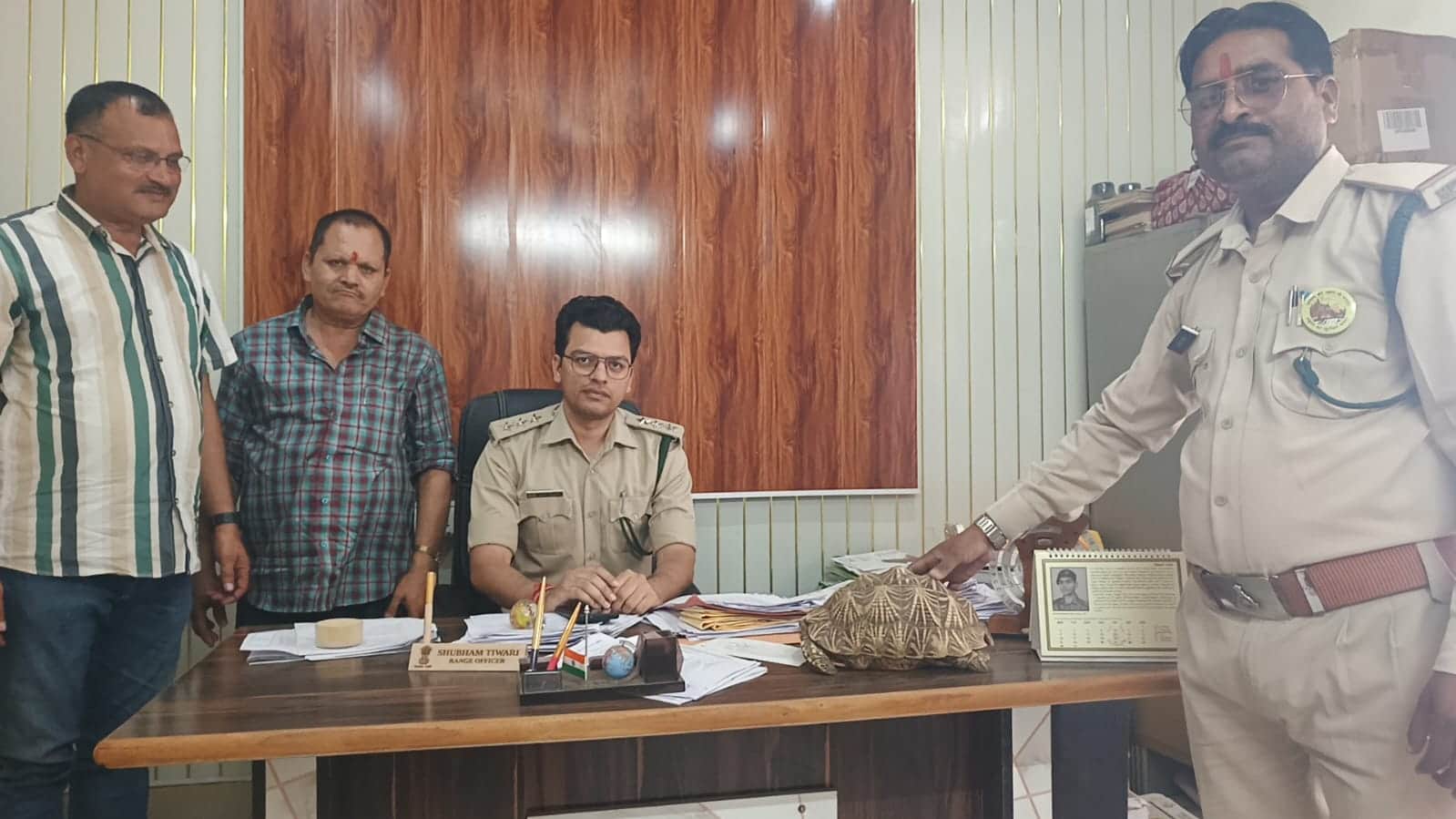 फोटो - 10 मेज पर बैठा दुर्लभ कछुआ। स्त्रोत : वन विभाग