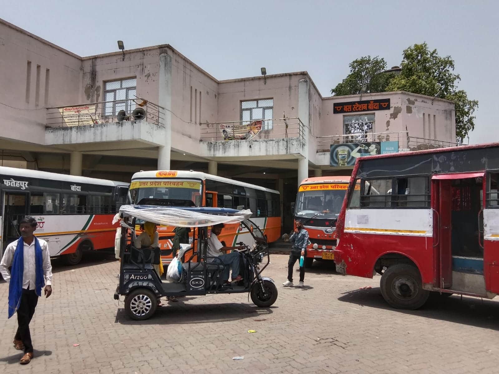 फोटो - 12 रोडवेज बस स्टैंड में खड़ी बसें, परिसर में टहलते एक-दो यात्री। संवाद