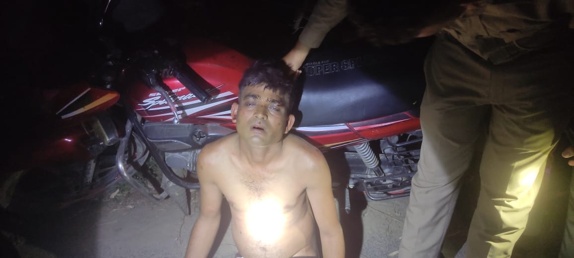 Villagers nab a fleeing criminal who snatched a couple's jewelry and purse; search underway for his accomplice