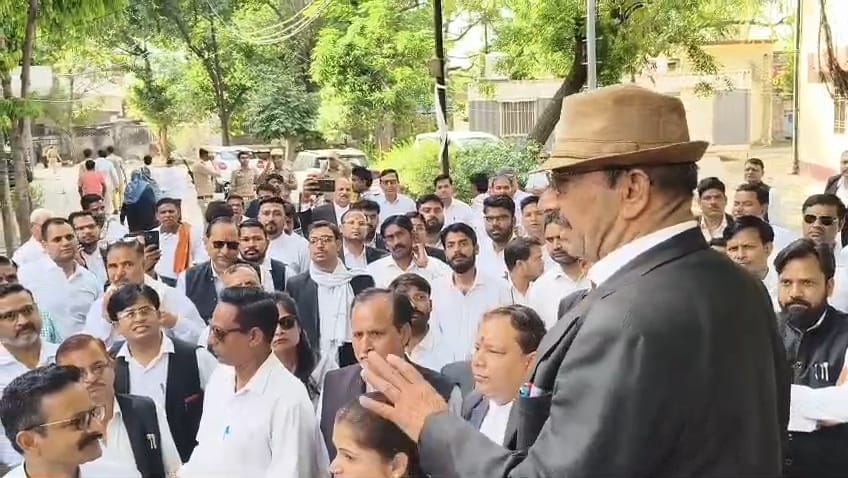 फोटो 33::::कचहरी में अधिवक्ताओं को संबोधित करते बार अध्यक्ष राजेश त्रिपाठी। स्रोत: स्वयं