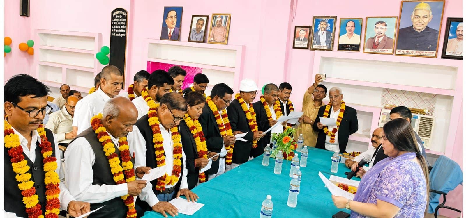 फोटो-35-नवनिर्वाचित पदाधिकारियों को शपथ दिलातीं सिविल जज जूनियर डिवीजन व्यादिशा यादव। स्रोत: अध