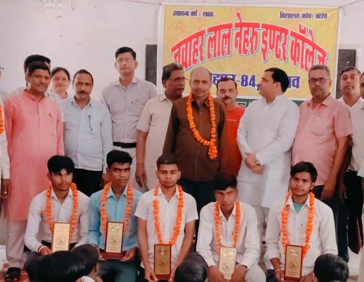 फोटो- 4-अतिथियों के साथ मौजूद सम्मानित किए गए मेधावी। स्रोत: शिक्षक