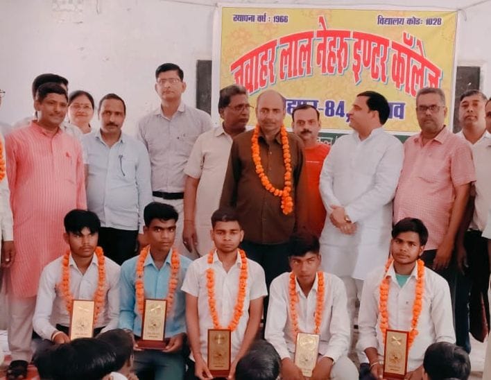फोटो- 4-अतिथियों के साथ मौजूद सम्मानित किए गए मेधावी। स्रोत: शिक्षक