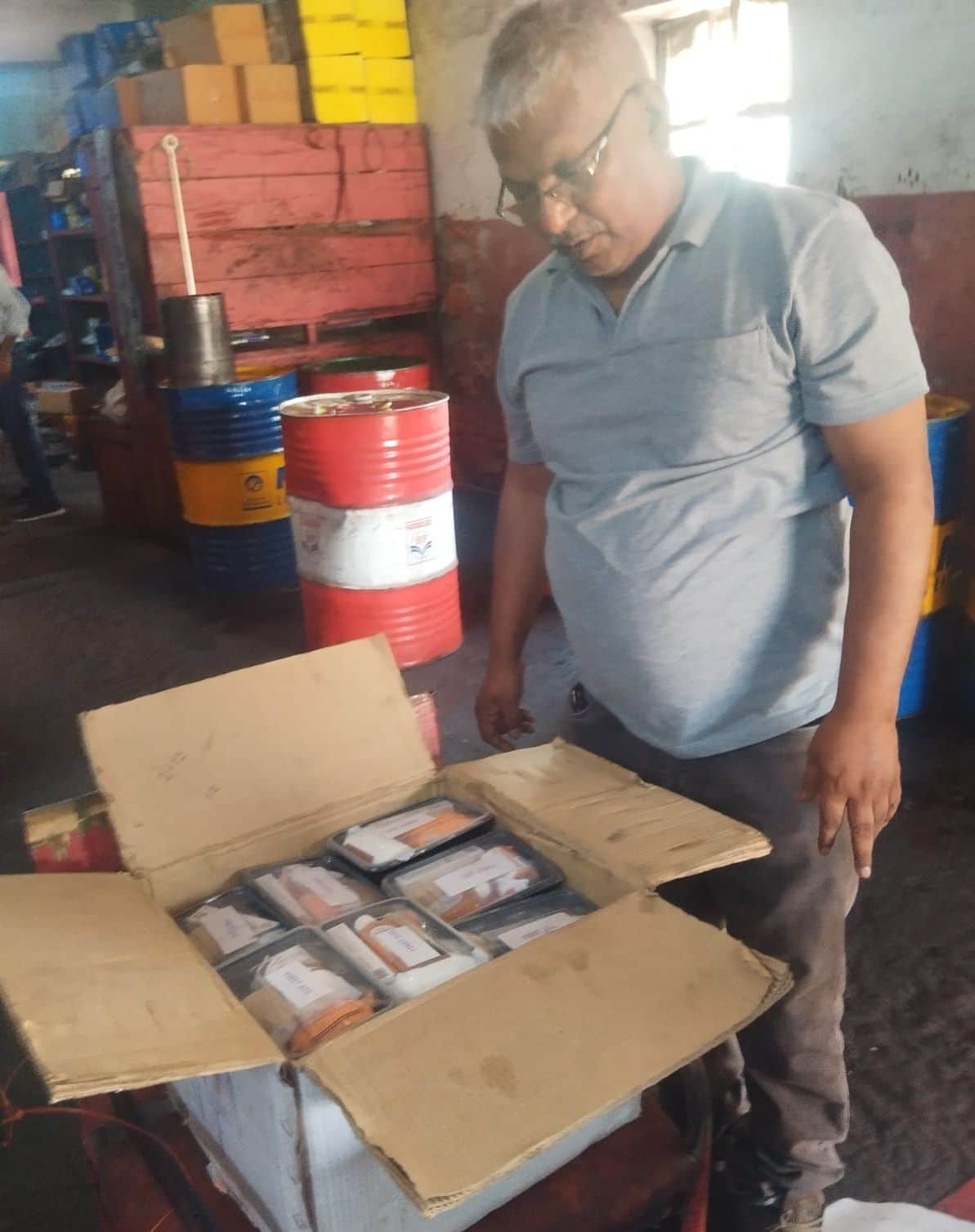 फोटो-47-रोडवेज वर्कशॉप में बस परिचालकों को देने के लिए मेडिसिन किट निकालते कर्मचारी। संवाद