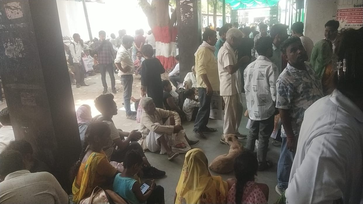 Patients and attendants suffer from the heat in Lari, relief arrangements are inadequate.