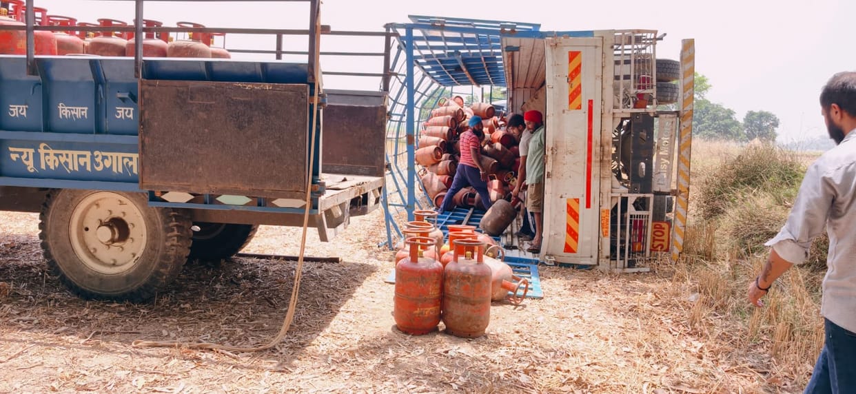A truck loaded with gas cylinders overturned, a major accident was averted.