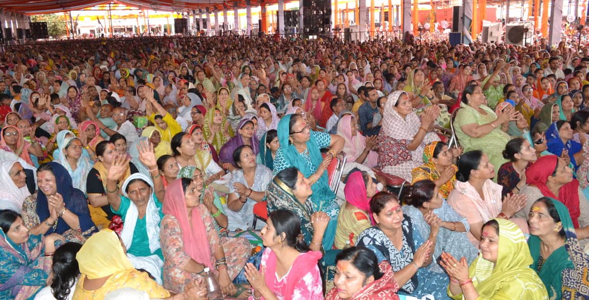 घरौंडा की नई अनाज मंडी में चल रही श्री शिव पुराण कथा में प्रवचन सुनते श्रद्धालु। संवाद
