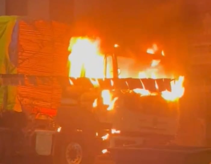 Car became a ball of fire, chaos broke out on the highway