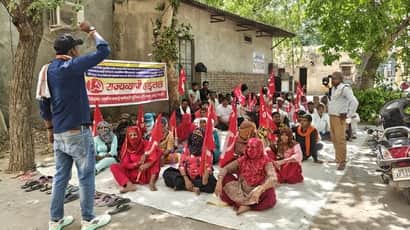 हड़ताल के दौरान विरोध प्रदर्शन करते सफाई कर्मी। स्रोत : यूनियन