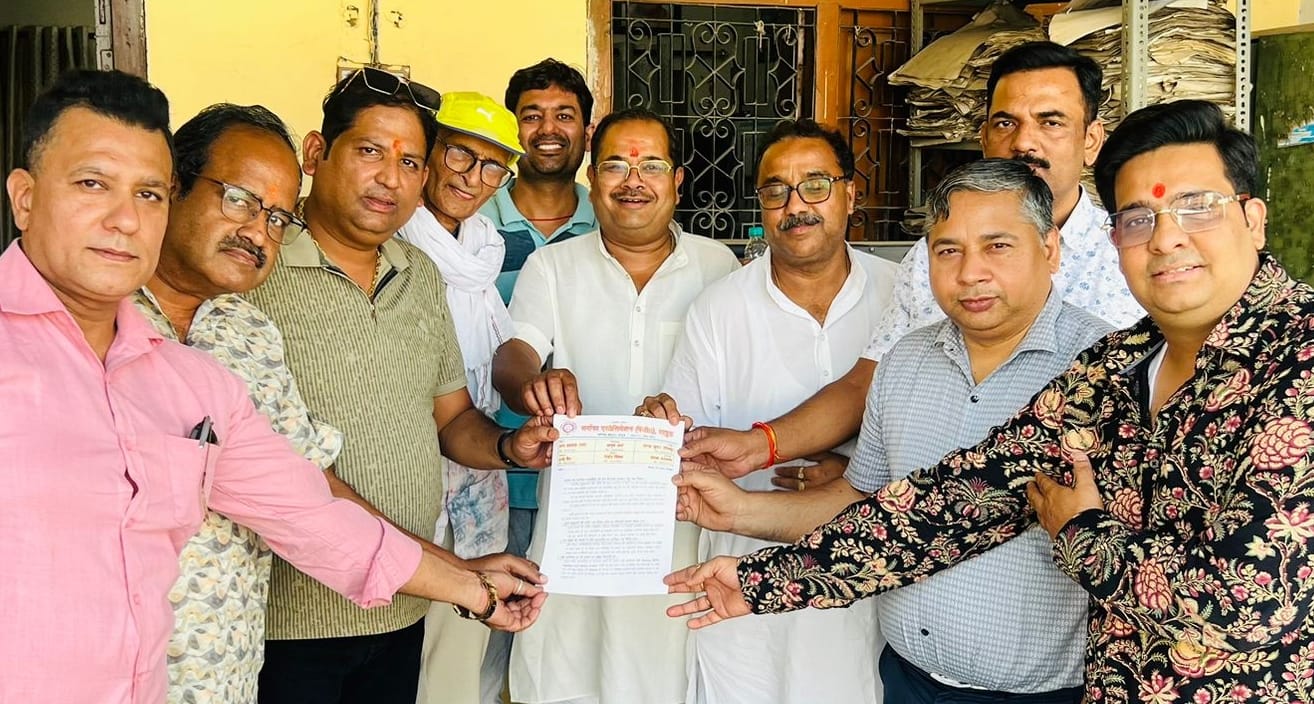 जीएसटी कार्यालय में जीएसटी अधिकारी को ज्ञापन देते सराफा व्यापारी।स्रोत संस्था