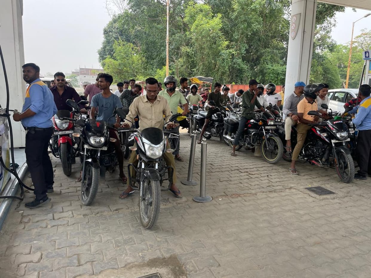Petrol pumps are empty, so car and bike riders are distressed in the queues