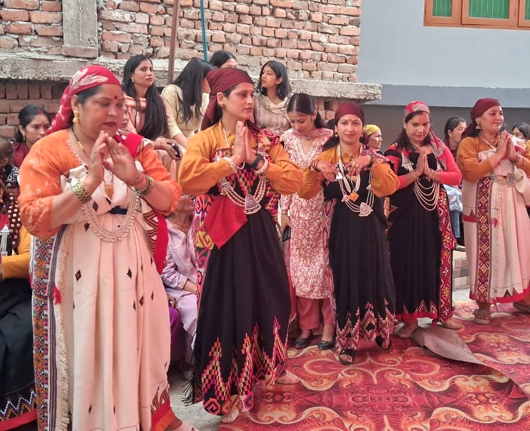 Women performed Laadli dance at Jallugran fair.