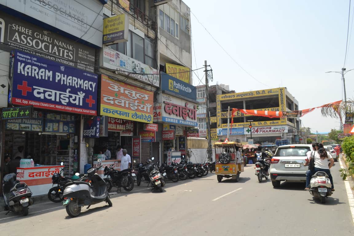  कल्पना चावला मेडिकल कालेज के बाह खुली दवा की दुकानें। संवाद