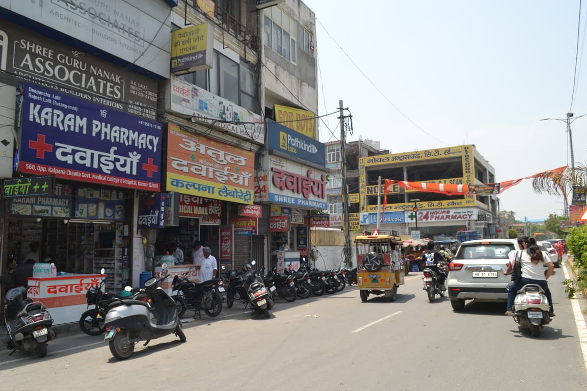  कल्पना चावला मेडिकल कालेज के बाह खुली दवा की दुकानें। संवाद