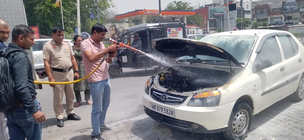 A moving car caught fire in front of a petrol pump, a major accident was averted.