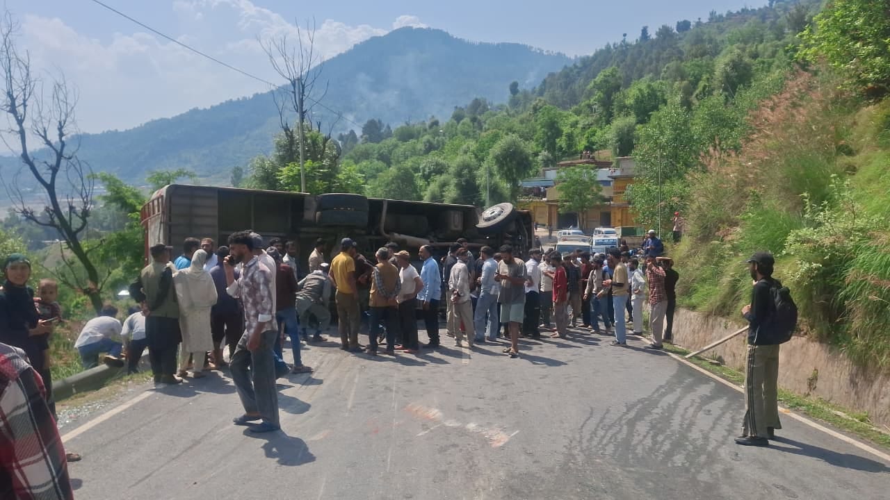 क्रैश बैरियर ने बचाईं 26 जिंदगियां, गूल–रामबन सड़क पर बड़ा हादसा टला