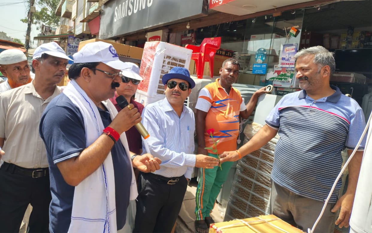 SDM Appeals for Cleanliness by Distributing Roses
