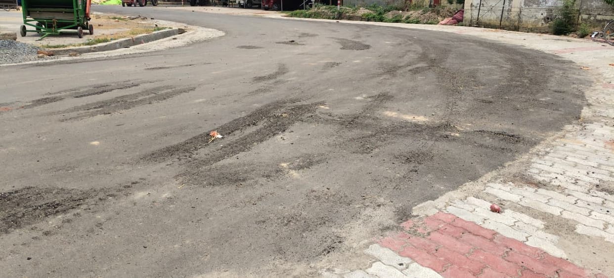 On one side construction is going on and on the other side the roads of Naveen Mandi Gadaura Act are being destroyed.