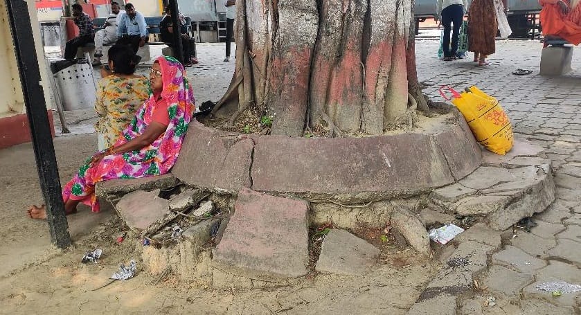 Passengers are troubled due to collapse of interlocking of platform of Nautanwa railway station.