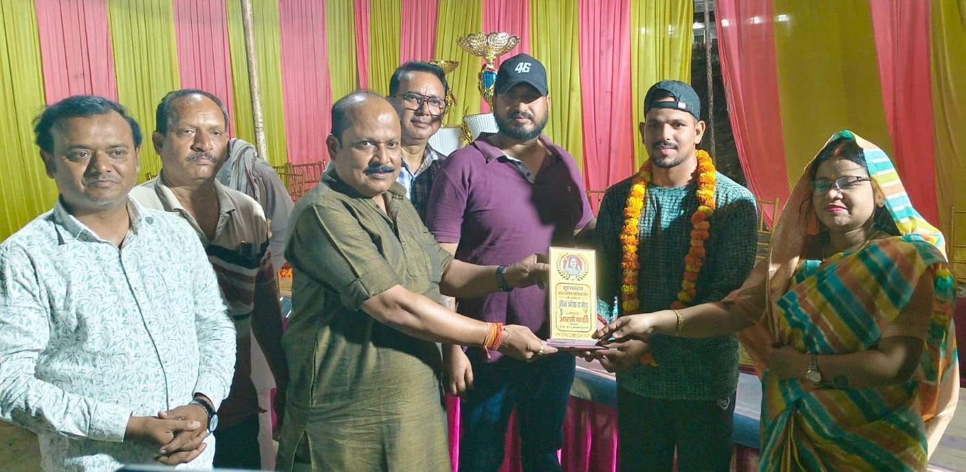 पीडीडीयू नगर के सुभाष नगर में आयोजित क्रिकेट प्रतियोगिता में खिलाड़ी को मैन ऑफ द मैच का पुरस्क