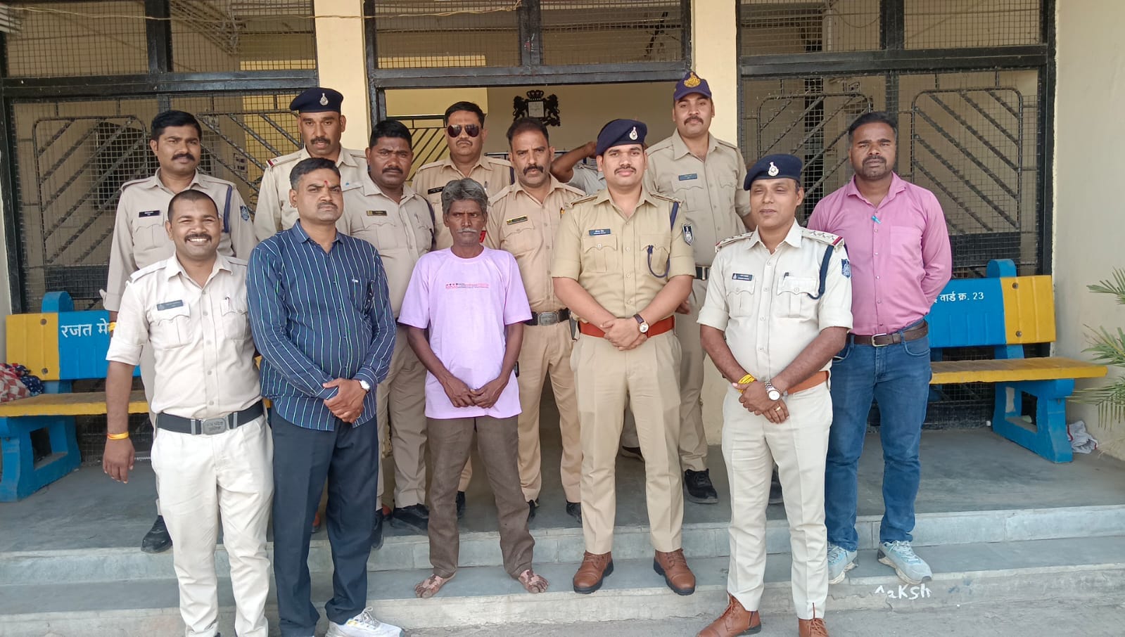 पुलिस गिरफ्त में आरोपी चाचा।