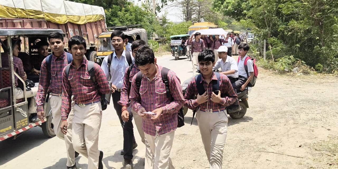 रॉबर्ट्सगंज में प्रचंड धूप में स्कूल से घर जाते छात्र। संवाद