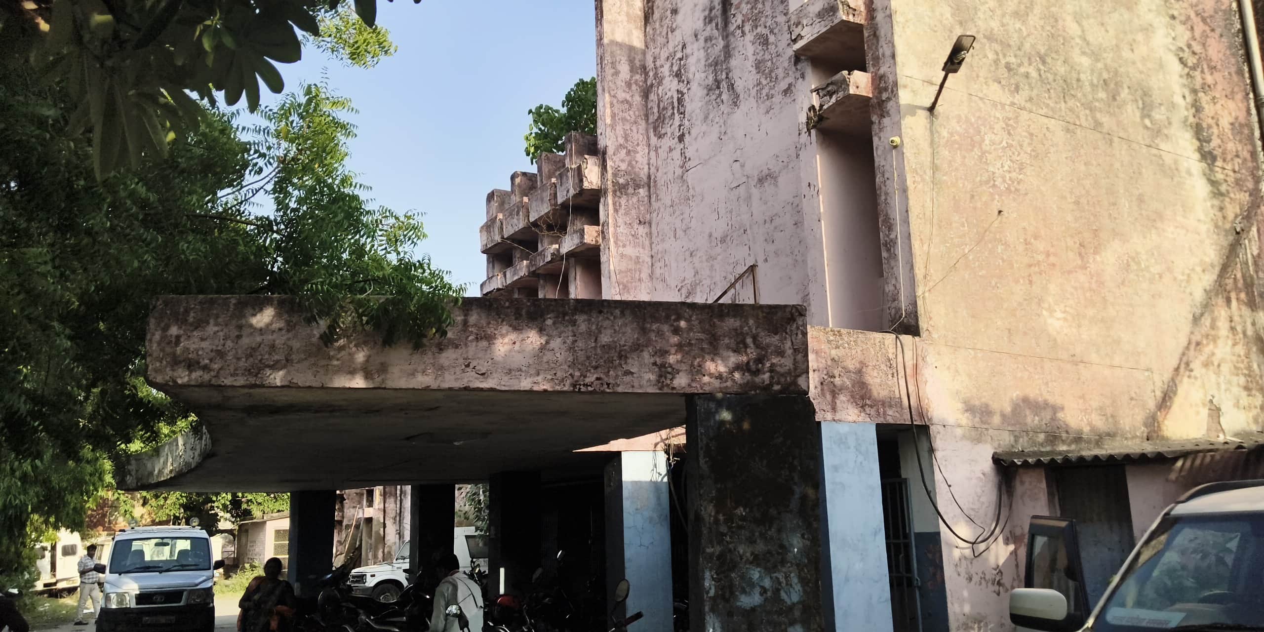 रॉबर्ट्सगंज स्थित पूराना जिला अस्पताल का भवन। संवाद