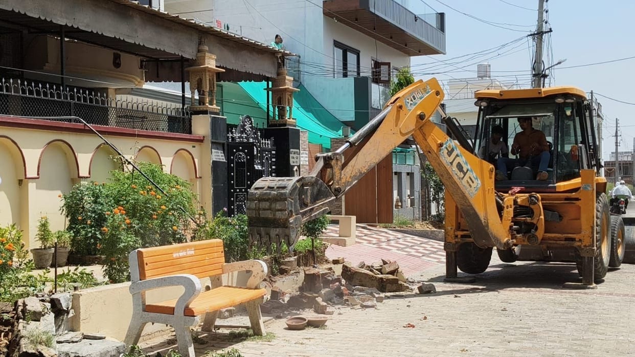 Bulldozers were used in Sector 13 on the orders of the High Court, removing encroachments in front of more than 200 houses.