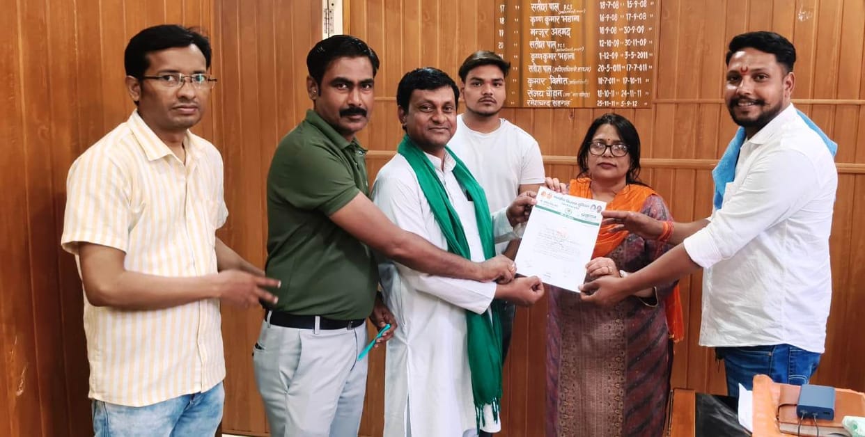 BKU Krantikari submitted a memorandum to the municipal administration on the poor condition of the city.