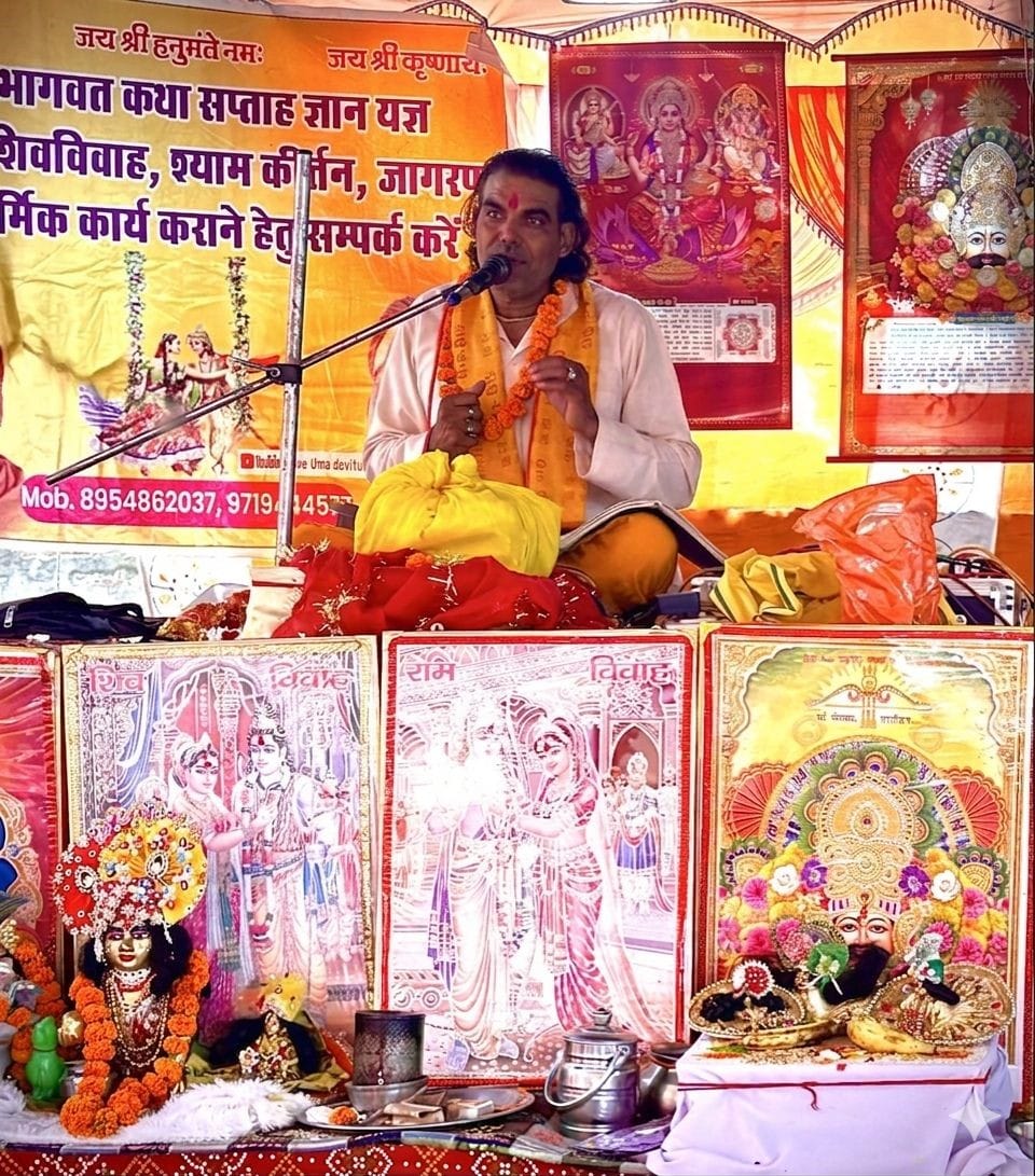 The devotees were mesmerized by the story of Shiva-Parvati's marriage.