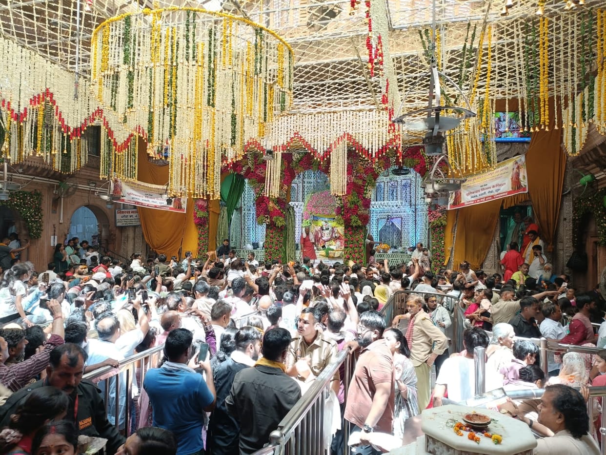 Crowds Swell at Banke Bihari Temple Amidst Scorching Heat