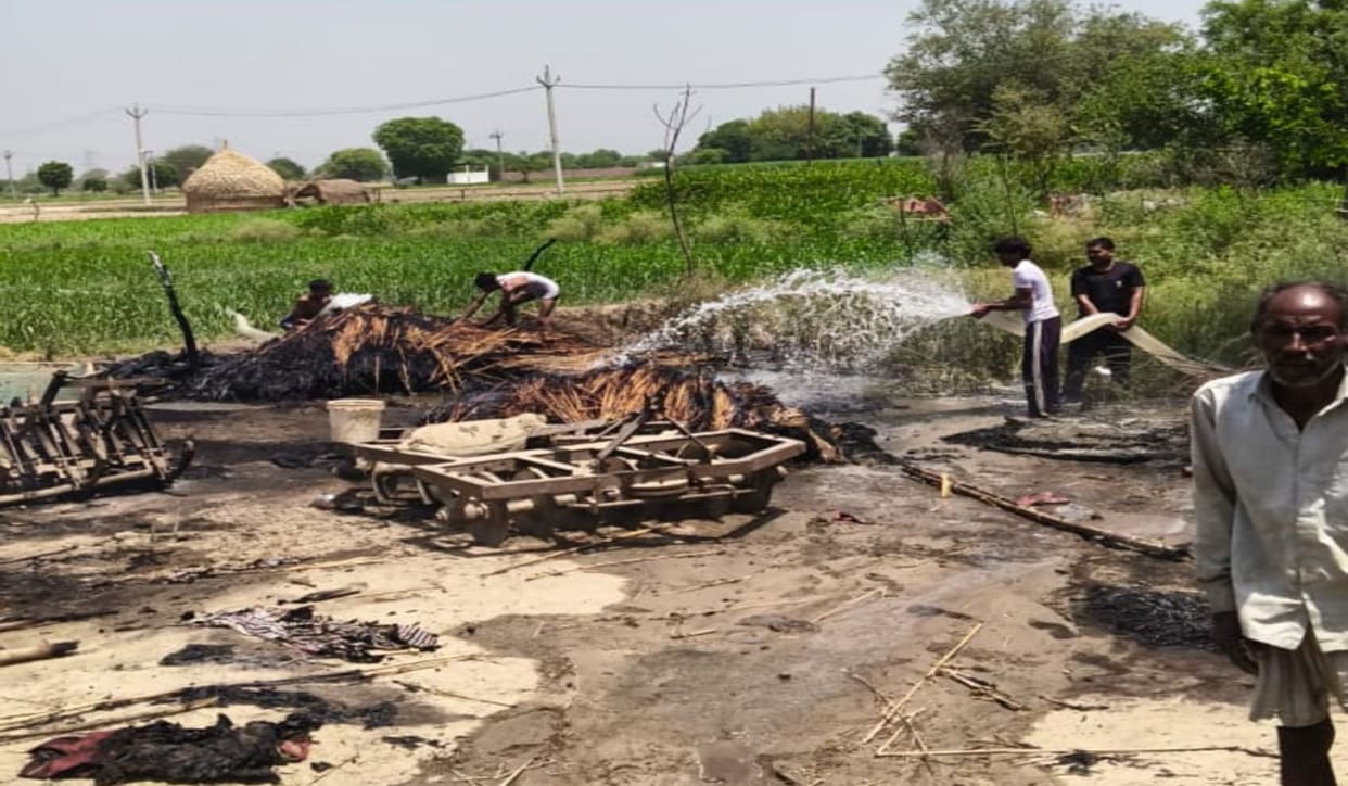 A short circuit caused a fire in the cattle shed, burning agricultural equipment to ashes.