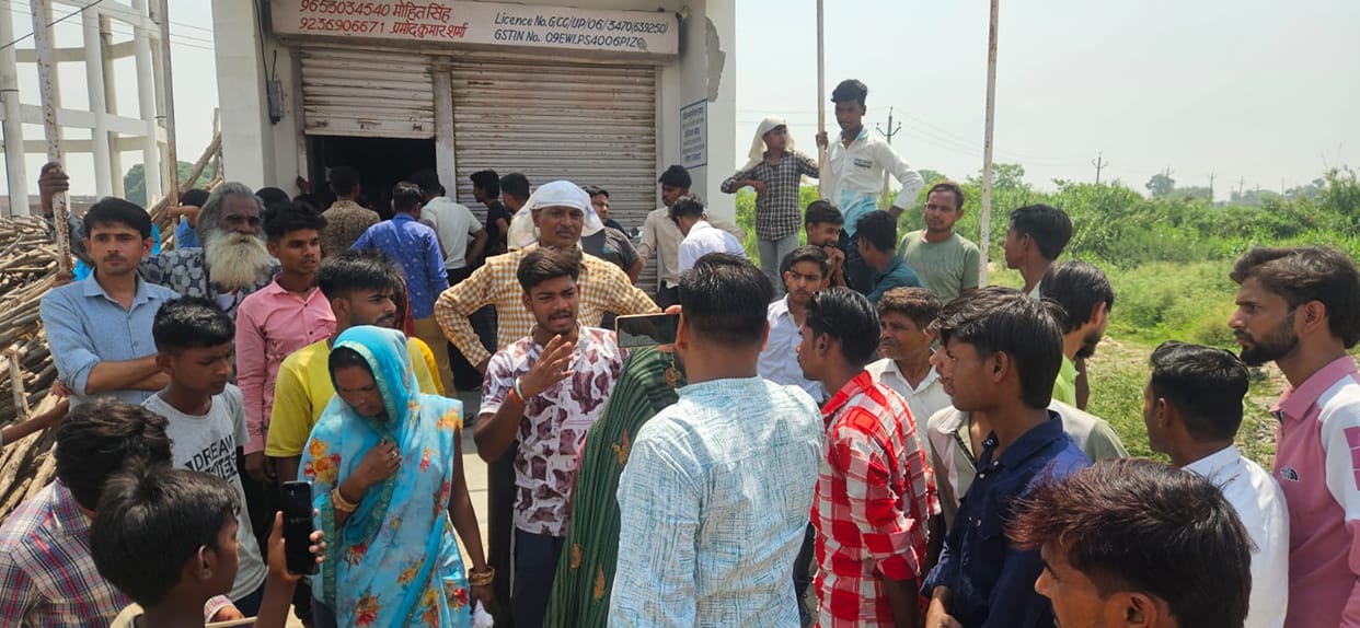 In Tilhar, consumers staged a blockade on the Rajanpur road by placing empty cylinders.