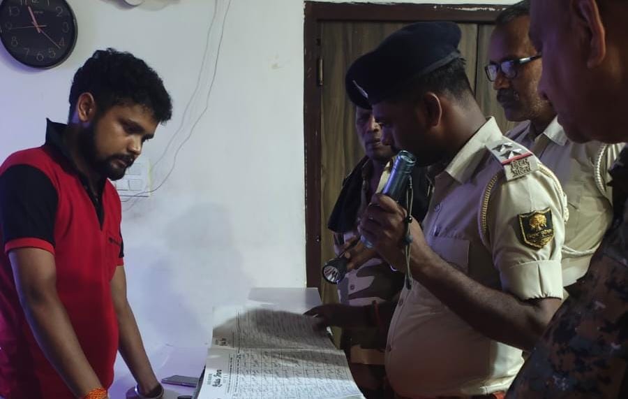 देर रात होटल में पुलिस का छापा