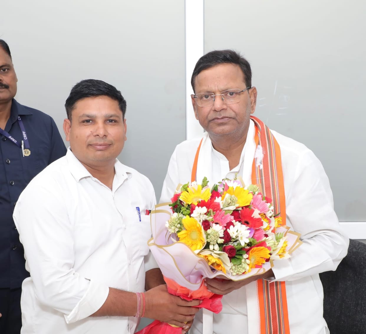 Meeting the state president and deputy chief minister, he raised the demand for road construction.