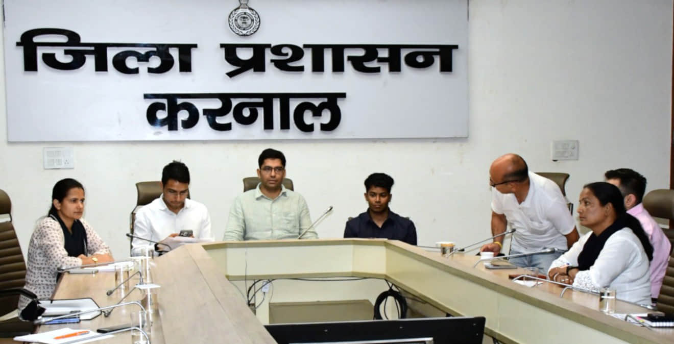 वीसी में बैठे डीसी डा. आनंद कुमार शर्मा और अन्य अधिकारी। सूचना विभाग